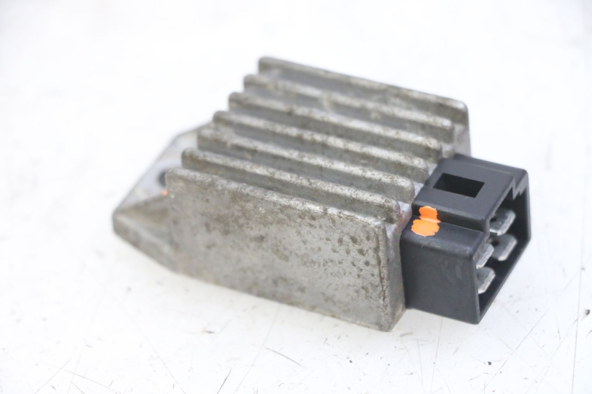 photo de REGULADOR DE CARGA PEUGEOT SPEEDFIGHT 2 LC 50 (2000 - 2009) - Outro ângulo de visão