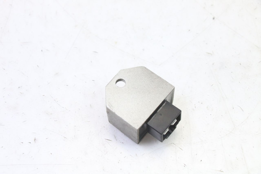 photo de REGULADOR DE CARGA PEUGEOT VIVACITY NEW 4T 50 (2008 - 2017) - Outro ângulo de visão