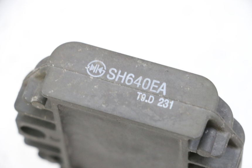 photo de REGULADOR DE CARGA YAMAHA X-MAX XMAX 125 (2010 - 2013) - Zoom do estado de desgaste