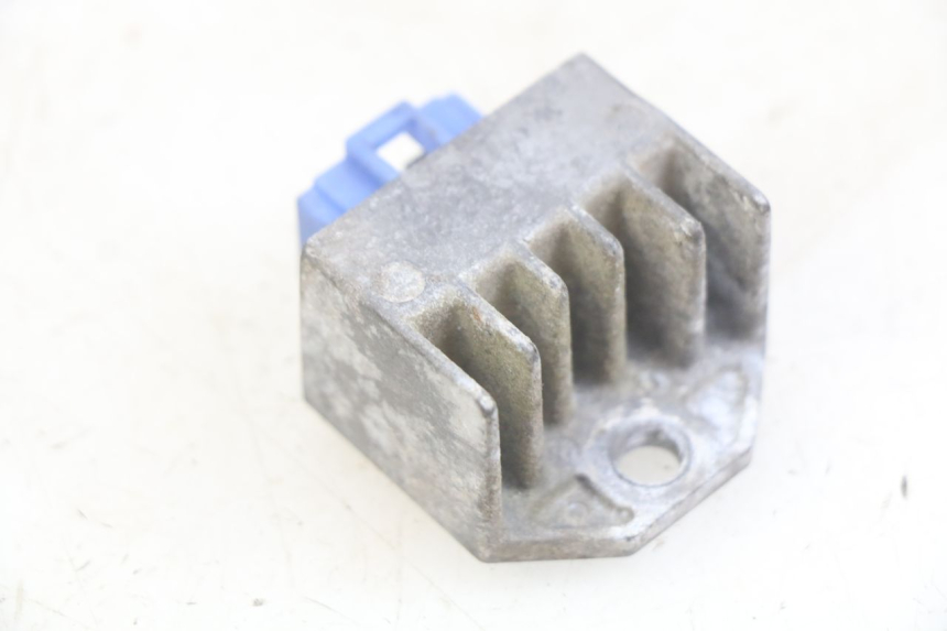 photo de REGULADOR DE CARGA PEUGEOT XP6 50 (2006 - 2011) - Outro ângulo de visão