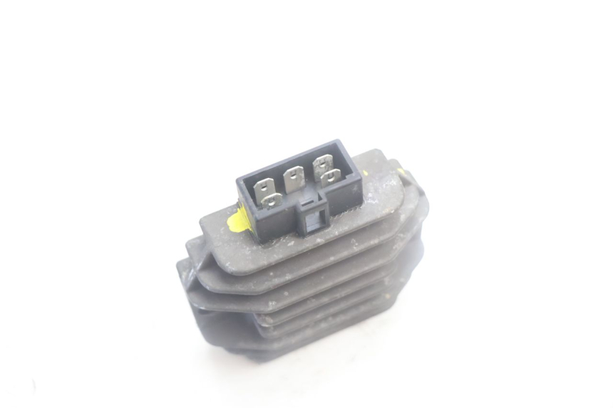 photo de REGULADOR DE CARGA YAMAHA YP MAJESTY 125 (2002 - 2006) - Outro ângulo de visão