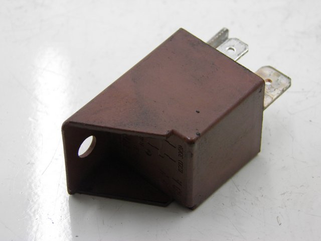 photo de RELÉ DE PARTIDA PIAGGIO BEVERLY 125 (2005 - 2007) - Detalhe da peça