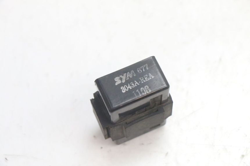 photo de RELÉ ELÉTRICO SYM GTS EVO 125 (2009 - 2013) - Outro ângulo de visão