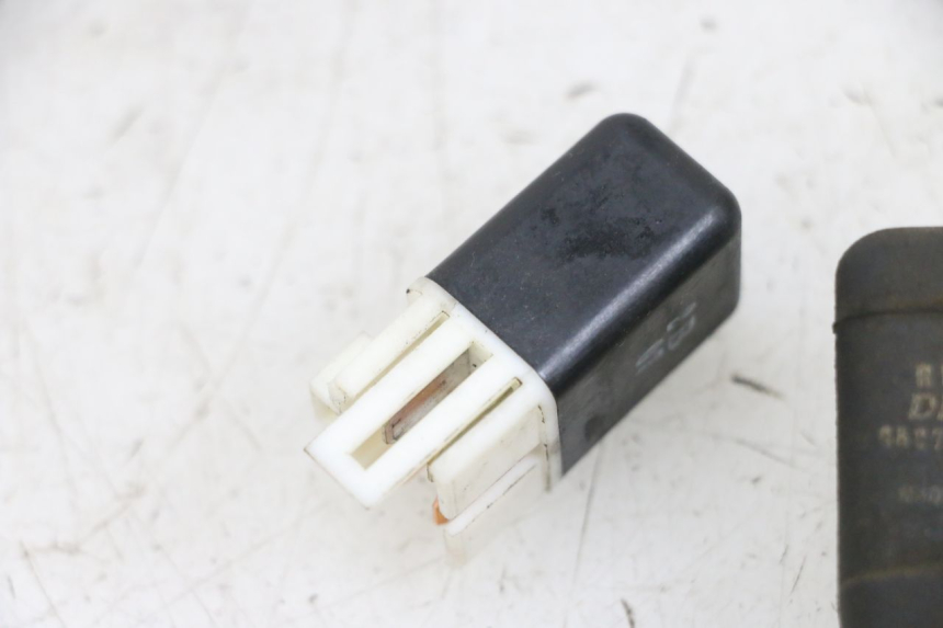 photo de RELÉ ELÉTRICO KAWASAKI ZR 7 750 (1999 - 2004) - Outro ângulo de visão