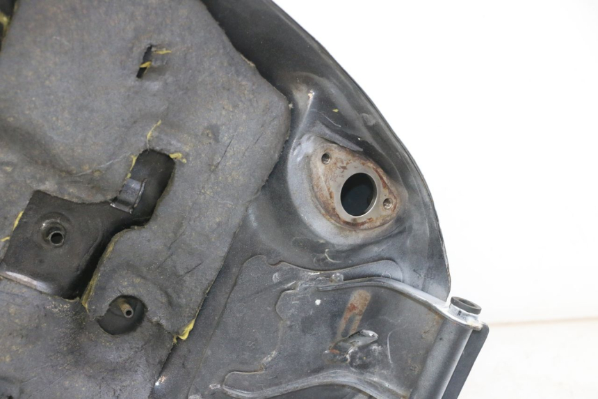 photo de RESERVATÓRIO DE COMBUSTÍVEL HONDA CBR F 1000 (1993 - 1996) - Zoom do estado de desgaste