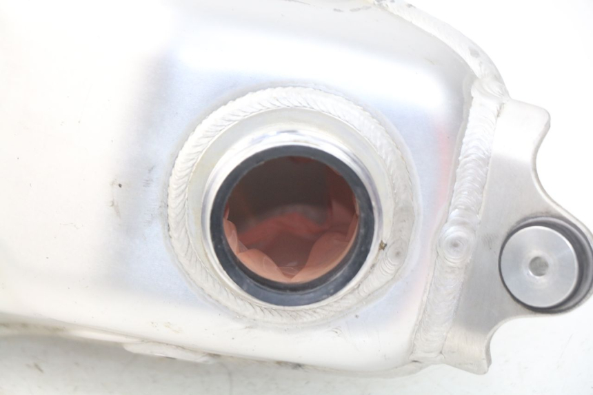photo de RESERVATÓRIO DE COMBUSTÍVEL SUZUKI RMZ RM-Z 450 (2008 - 2011) - Zoom do estado de desgaste