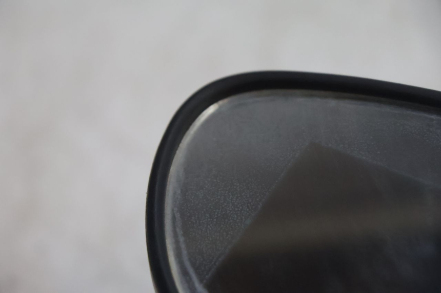 photo de ESPELHO ESQUERDO KYMCO SUPER 8 2T 50 (2007 - 2013) - Zoom do estado de desgaste