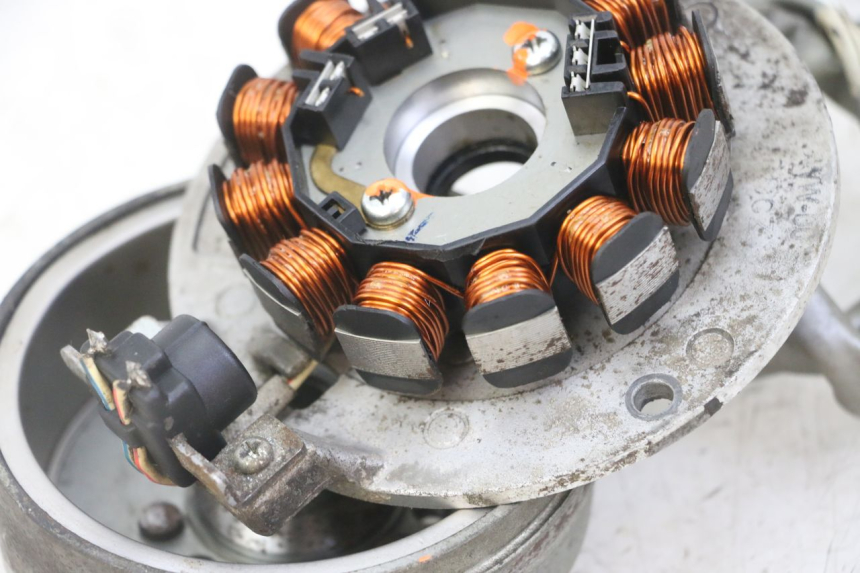 photo de ROTOR ESTATOR MBK BOOSTER SPIRIT NAKED 50 (2004 - 2017) - Outro ângulo de visão