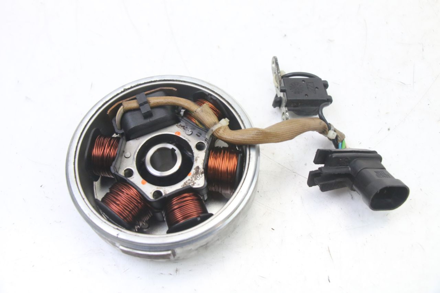 photo de ROTOR ESTATOR PIAGGIO FLY 2T 50 (2004 - 2017) - Outro ângulo de visão