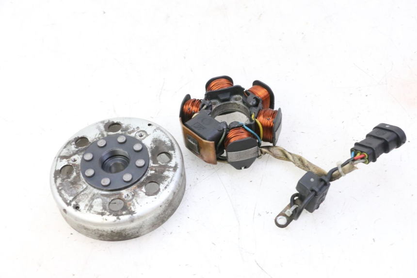 photo de ROTOR ESTATOR PIAGGIO FLY 2T 50 (2004 - 2017) - Outro ângulo de visão