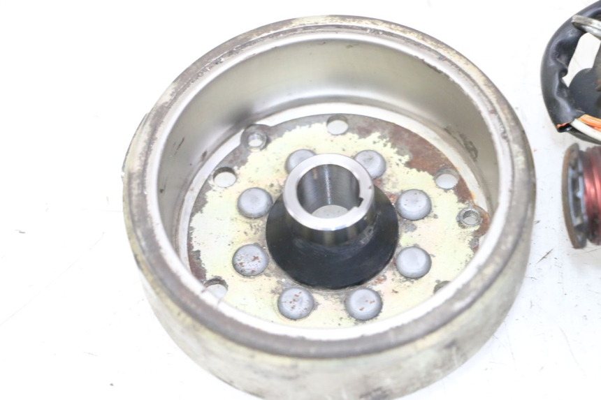 photo de ROTOR ESTATOR PEUGEOT KISBEE 2T 50 (2010 - 2017) - Vista de perto