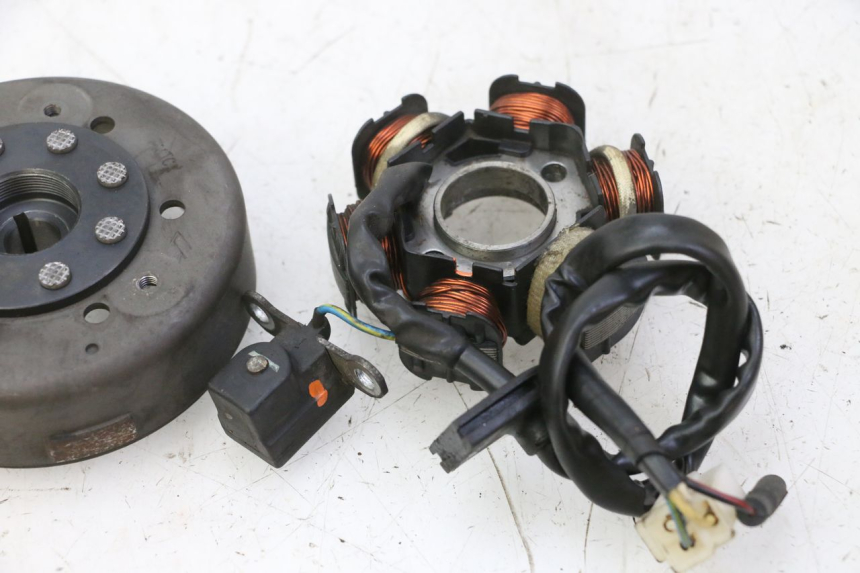 photo de ROTOR ESTATOR PEUGEOT KISBEE 2T 50 (2010 - 2017) - Outro ângulo de visão