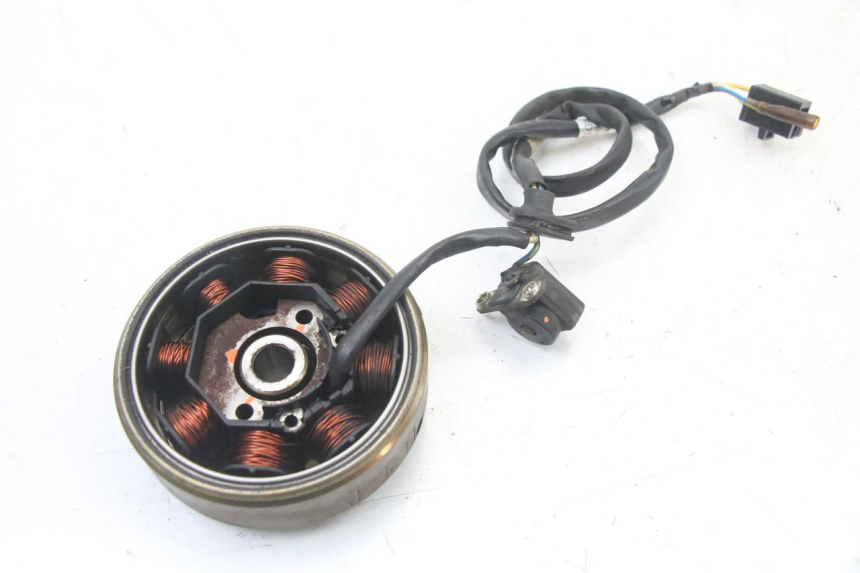 photo de ROTOR ESTATOR KYMCO DINK 4T 50 (2007 - 2018) - Outro ângulo de visão