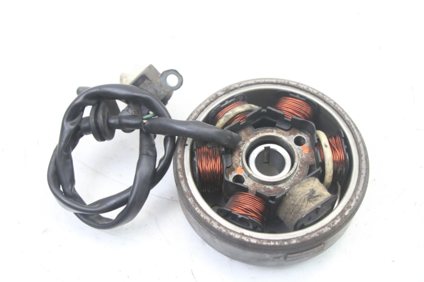 photo de ROTOR ESTATOR PEUGEOT KISBEE 2T 50 (2010 - 2017) - Outro ângulo de visão
