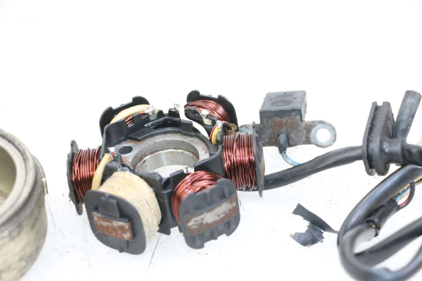 photo de ROTOR ESTATOR PEUGEOT LUDIX 50 (2008 - 2017) - Outro ângulo de visão
