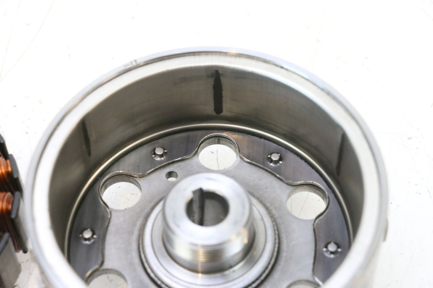 photo de ROTOR ESTATOR PEUGEOT SATELIS COMPRESSOR K15 125 (2006 - 2009) - Detalhes característicos