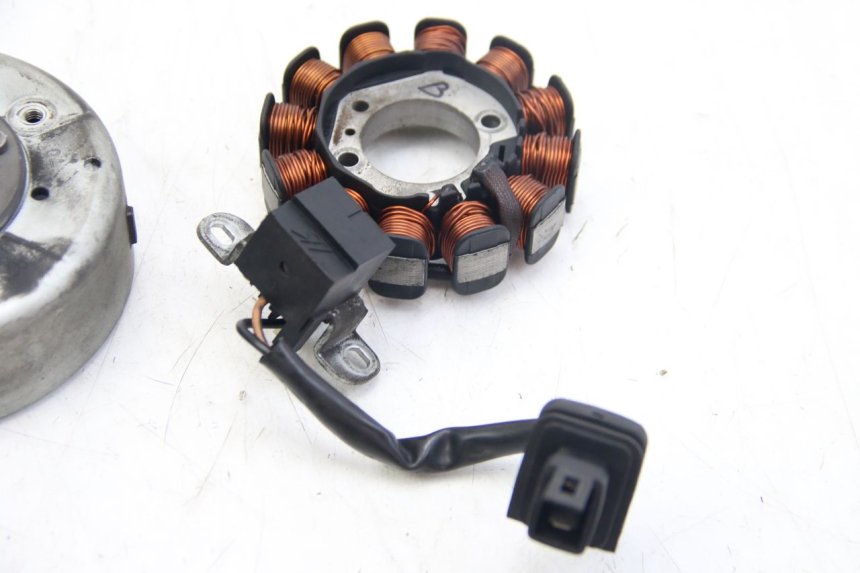 photo de ROTOR ESTATOR APRILIA SCARABEO 4T 50 (2009 - 2017) - Outro ângulo de visão