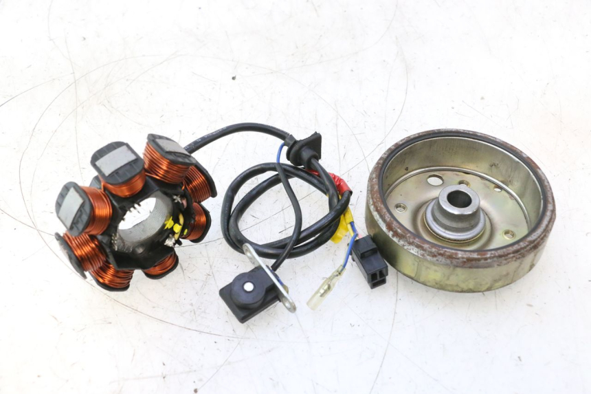 photo de ROTOR ESTATOR KYMCO SUPER 8 2T 50 (2007 - 2013) - Outro ângulo de visão