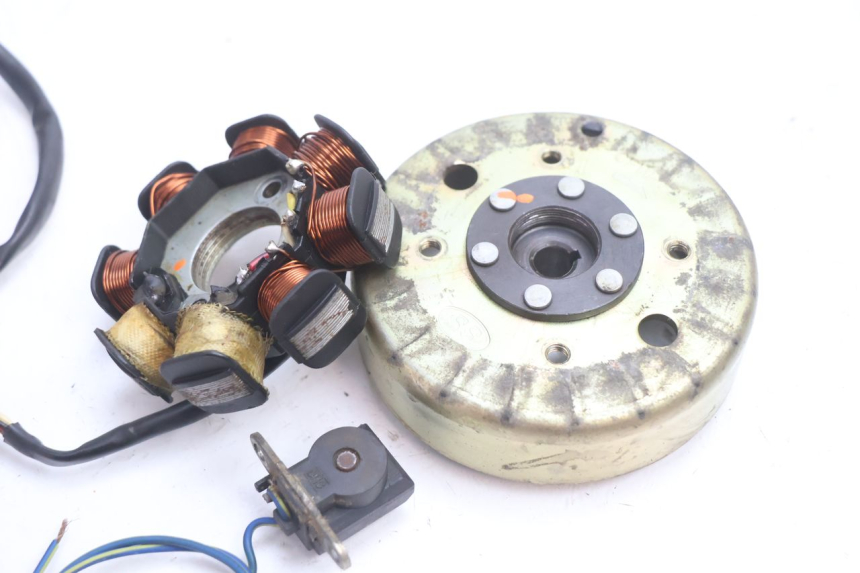 photo de ROTOR ESTATOR PEUGEOT V-CLIC VCLIC 50 (2007 - 2013) - Detalhe da peça