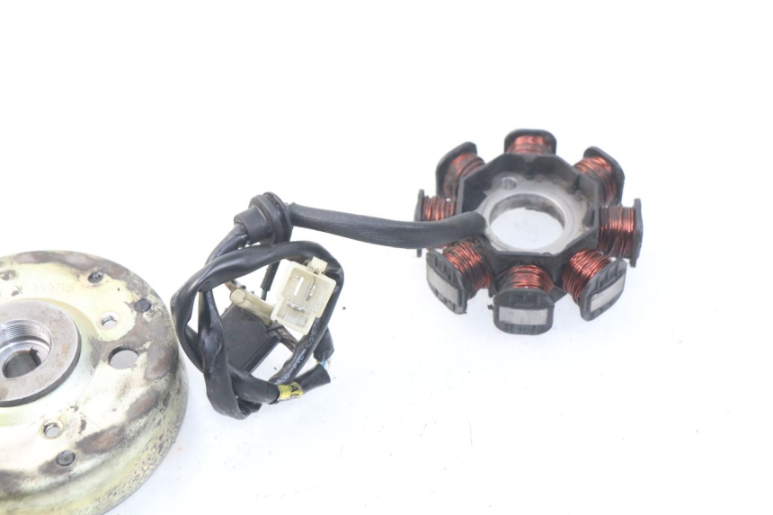 photo de ROTOR ESTATOR PEUGEOT VIVACITY NEW 4T 50 (2008 - 2017) - Outro ângulo de visão