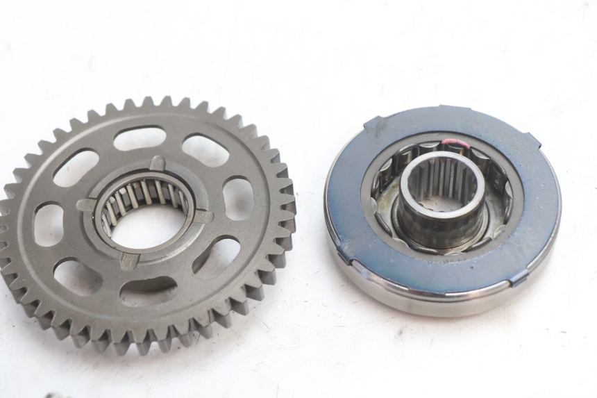 photo de ENGRENAGEM LIVRE DO MOTOR DE ARRANQUE SUZUKI GSR 600 (2005 - 2012) - Outro ângulo de visão