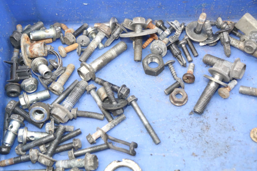 photo de SACO DE PARAFUSOS E FERRAGENS SUZUKI BURGMAN 125 (2007 - 2014) - Outro ângulo de visão