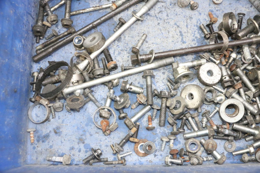 photo de SACO DE PARAFUSOS E FERRAGENS SUZUKI BURGMAN 125 (2007 - 2014) - Outro ângulo de visão