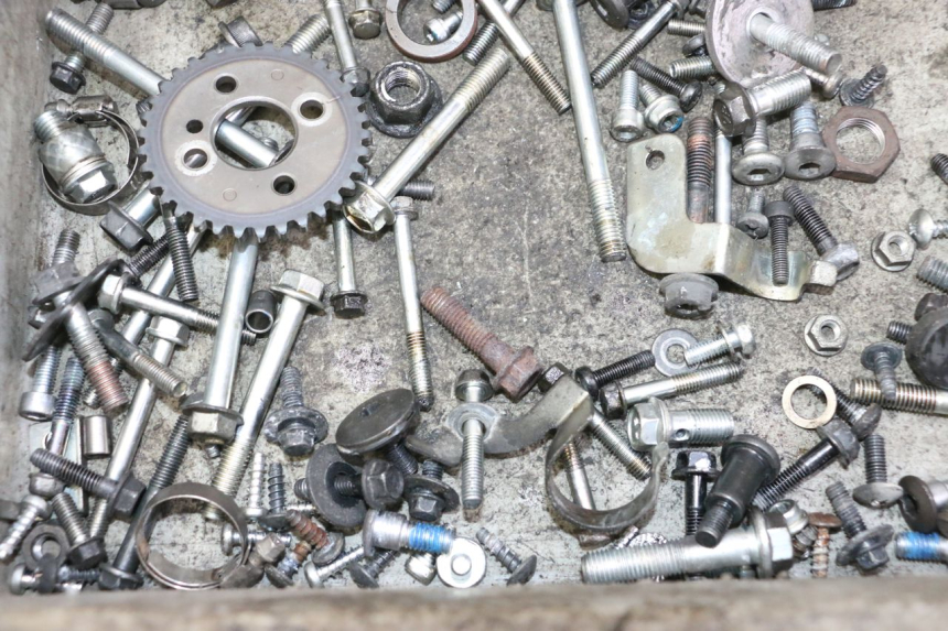 photo de SACO DE PARAFUSOS E FERRAGENS SUZUKI BURGMAN 125 (2007 - 2014) - Zoom do estado de desgaste