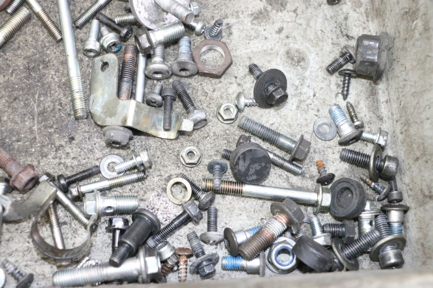 photo de SACO DE PARAFUSOS E FERRAGENS SUZUKI BURGMAN 125 (2007 - 2014) - Outro ângulo de visão