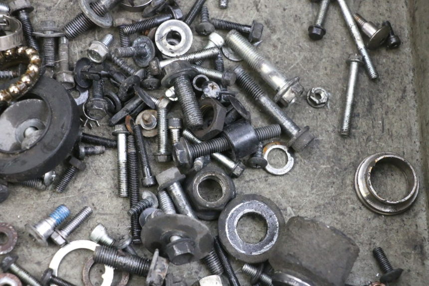 photo de SACO DE PARAFUSOS E FERRAGENS SUZUKI BURGMAN 125 (2007 - 2014) - Zoom do estado de desgaste