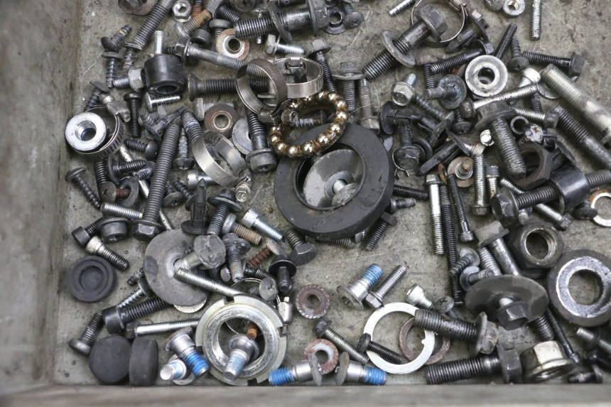 photo de SACO DE PARAFUSOS E FERRAGENS SUZUKI BURGMAN 125 (2007 - 2014) - Outro ângulo de visão