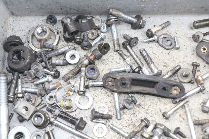photo de SACO DE PARAFUSOS E FIXADORES PIAGGIO CARNABY 125 (2007 - 2011) - Outro ângulo de visão