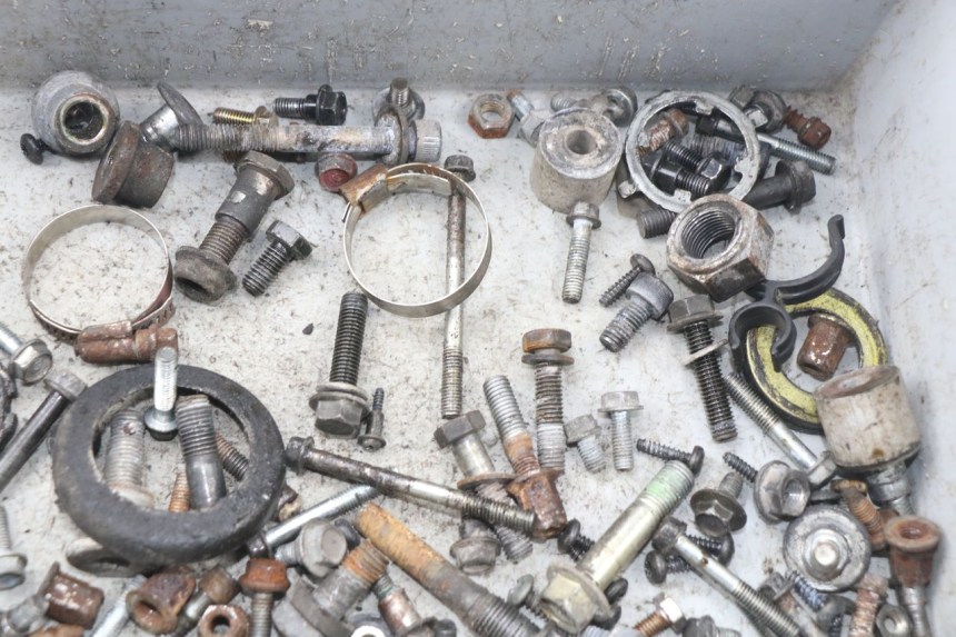 photo de SACO DE PARAFUSOS E FERRAGENS HONDA CBR F SC21 1000 (1986 - 1992) - Outro ângulo de visão
