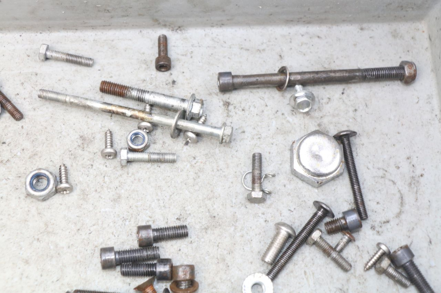 photo de SACO DE PARAFUSOS E FERRAGENS LONCIN DIRT BIKE 125 - Outro ângulo de visão