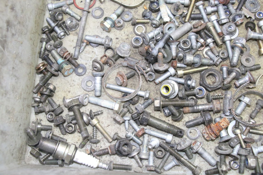 photo de SACO DE PARAFUSOS E FIXADORES APRILIA ETX 125 (1998 - 2002) - Outro ângulo de visão