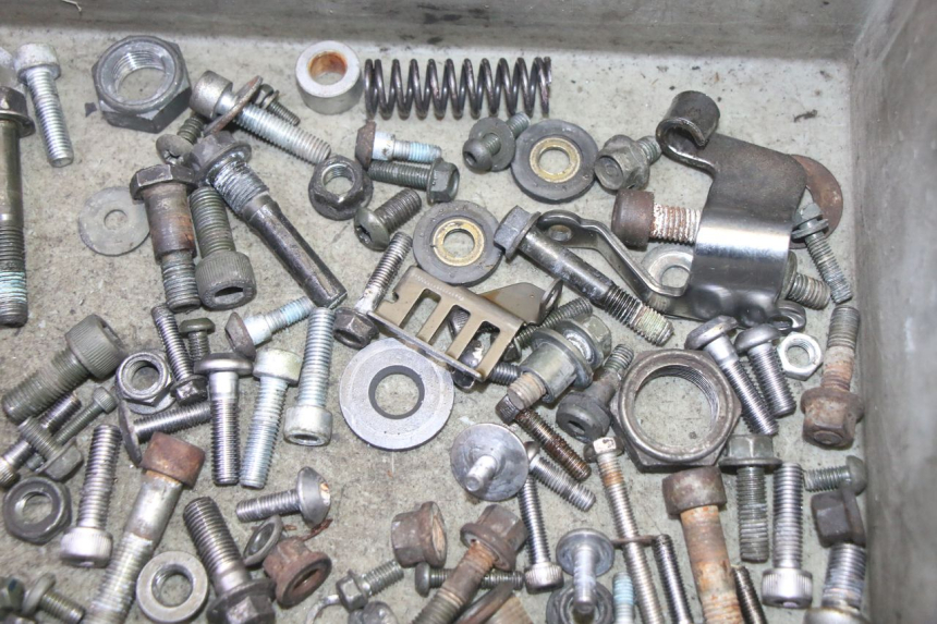 photo de SACO DE PARAFUSOS E FERRAGENS YAMAHA FZ6 N FAZER 600 (2004 - 2006) - Zoom do estado de desgaste