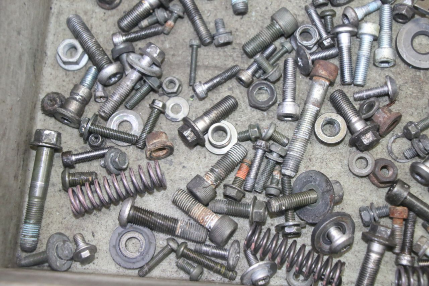 photo de SACO DE PARAFUSOS E FERRAGENS YAMAHA FZ6 N FAZER 600 (2004 - 2006) - Outro ângulo de visão