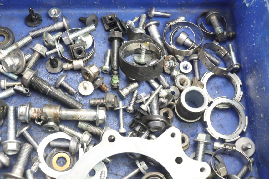 photo de SACO DE PARAFUSOS E FERRAGENS YAMAHA FZ8 800 (2010 - 2016) - Zoom do estado de desgaste