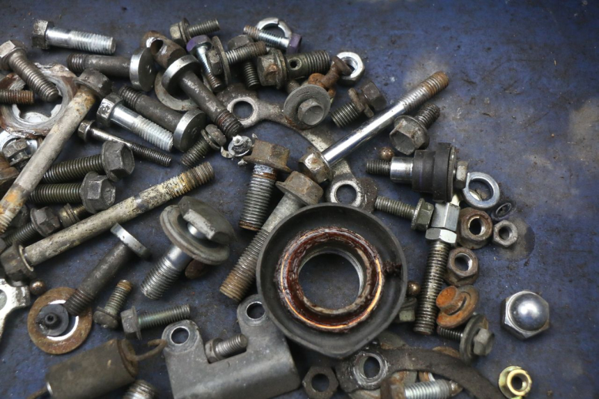 photo de SACO DE PARAFUSOS E FERRAGENS SUZUKI GN 125 (1997 - 2000) - Zoom do estado de desgaste