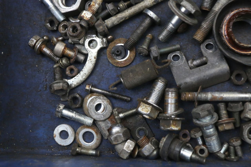 photo de SACO DE PARAFUSOS E FERRAGENS SUZUKI GN 125 (1997 - 2000) - Outro ângulo de visão