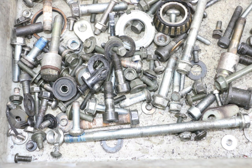 photo de SACO DE PARAFUSOS E FIXADORES SUZUKI GSF N BANDIT 600 (1996 - 1999) - Outro ângulo de visão