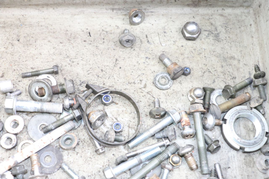 photo de SACO DE PARAFUSOS E FERRAGENS SUZUKI GZ MARAUDER 125 (1998 - 2004) - Zoom do estado de desgaste
