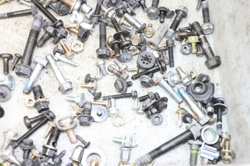 photo de SACO DE PARAFUSOS E FIXADORES SYM JOYMAX 125 (2010 - 2017) - Outro ângulo de visão
