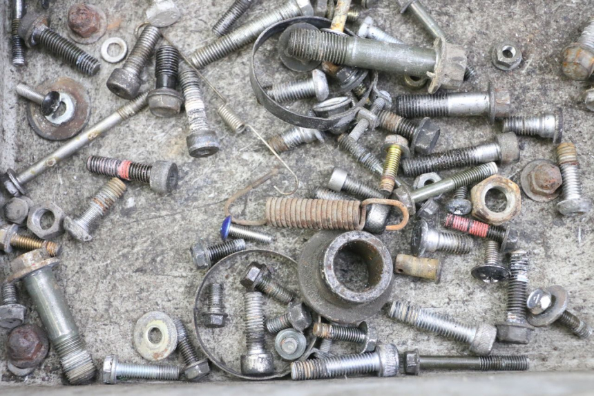 photo de SACO DE PARAFUSOS E FIXADORES KAWASAKI ZR7 ZR-7 S 750 (1999 - 2004) - Zoom do estado de desgaste