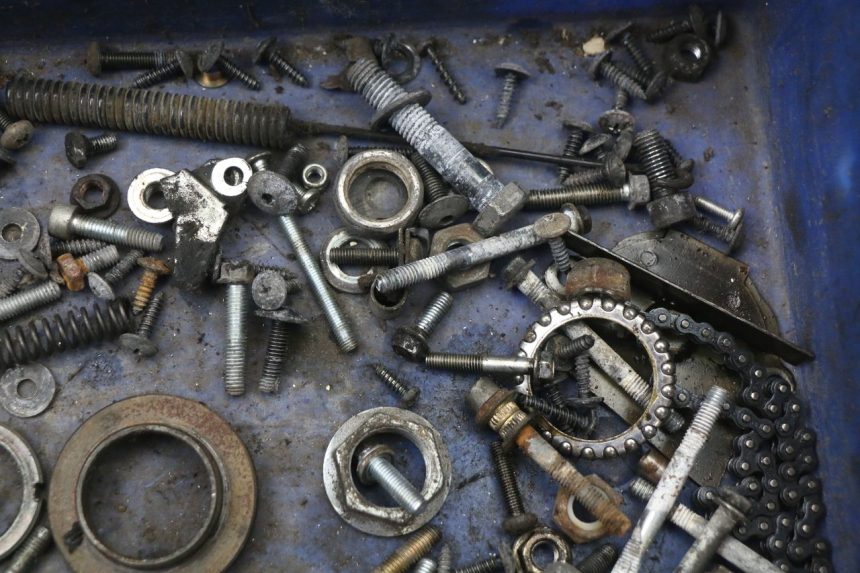 photo de SACO DE PARAFUSOS E FERRAGENS RENAULT KOURANOS 125 (2001 - 2004) - Zoom do estado de desgaste