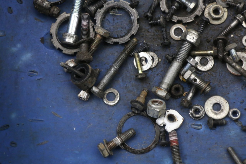 photo de SACO DE PARAFUSOS E FERRAGENS PEUGEOT LUDIX 50 (2005 - 2007) - Outro ângulo de visão