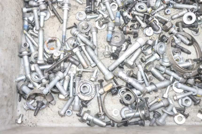 photo de SACO DE PARAFUSOS E FIXADORES PIAGGIO MP3 HPE 300 (2019 - 2026) - Outro ângulo de visão