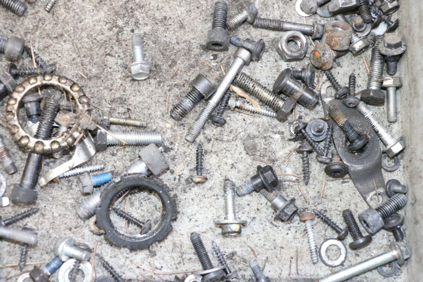 photo de SACO DE PARAFUSOS E FERRAGENS PEUGEOT SATELIS 125 (2013 - 2018) - Outro ângulo de visão