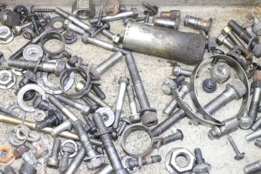 photo de SACO DE PARAFUSOS E FERRAGENS PEUGEOT SATELIS 125 (2013 - 2018) - Outro ângulo de visão