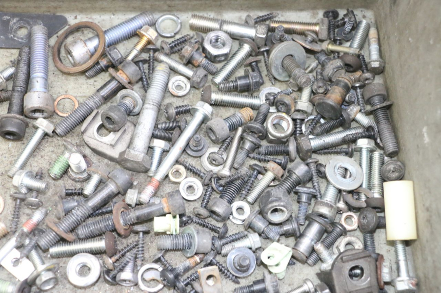 photo de SACO DE PARAFUSOS E FERRAGENS PEUGEOT SATELIS 125 (2013 - 2018) - Outro ângulo de visão
